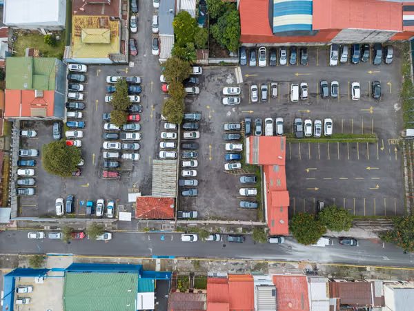 Parqueo Público en funcionamiento