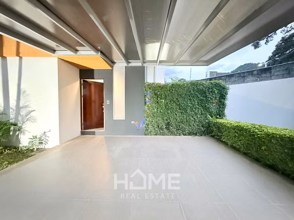 Alquiler de amplia Casa en Rio Oro de Santa Ana dentro de exclusivo condominio