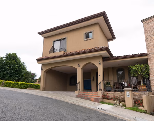 SE VENDE HERMOSA CASA EN CONDOMINIO COLONIA DEL ROBLE GUAYABOS