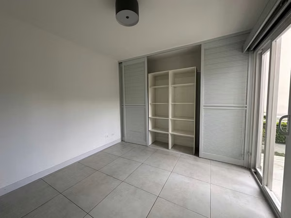 Alquilo Apartamento / 3 hab / 2 parqueos / balcón y terraza/ Monte Alto Curridabat