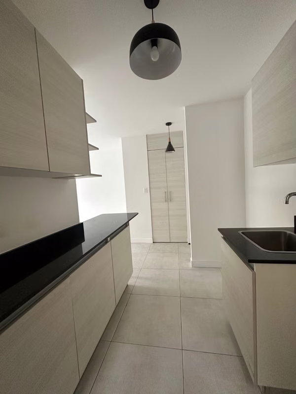 Alquilo Apartamento / 3 hab / 2 parqueos / balcón y terraza/ Monte Alto Curridabat