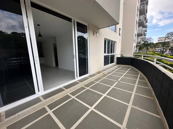 Alquilo Apartamento / 3 hab / 2 parqueos / balcón y terraza/ Monte Alto Curridabat