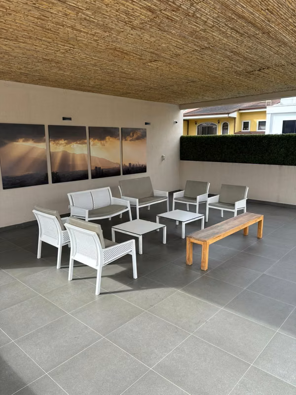 Alquilo Apartamento / 3 hab / 2 parqueos / balcón y terraza/ Monte Alto Curridabat