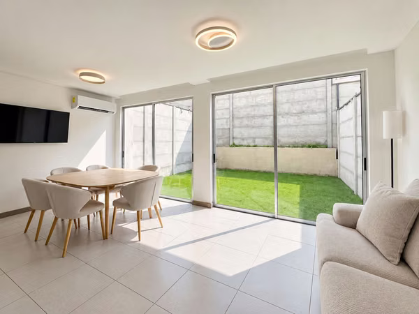 ALQUILER DE CASA AMUEBLADA EN CONDOMINIO BLUE, CARIARI