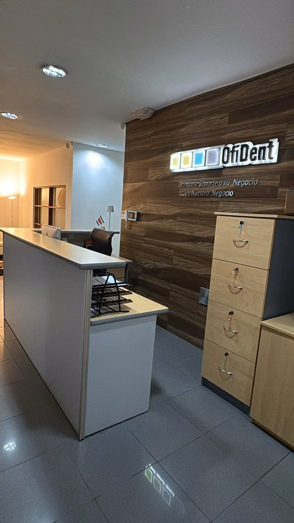 Oficina amoblada 9m² en San Pedro – Todo incluido $485 + IVA