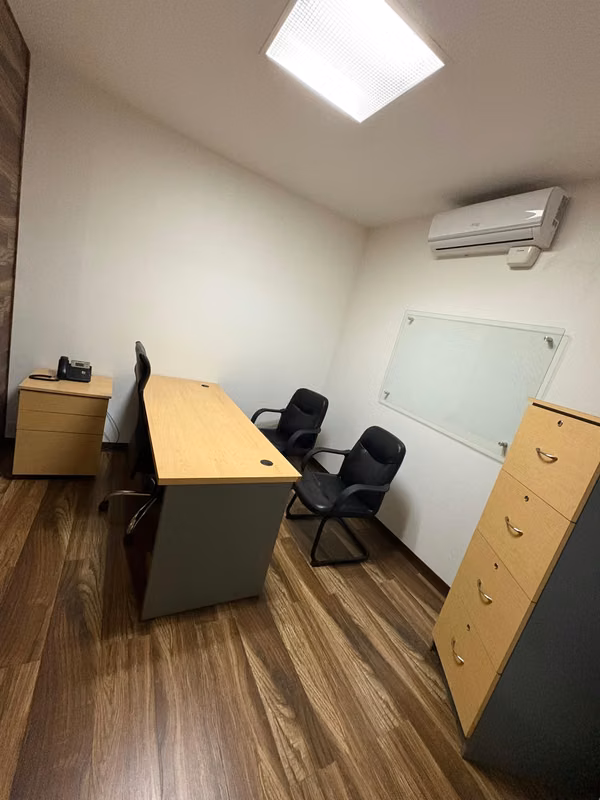 Oficina amoblada 9m² en San Pedro – Todo incluido $485 + IVA