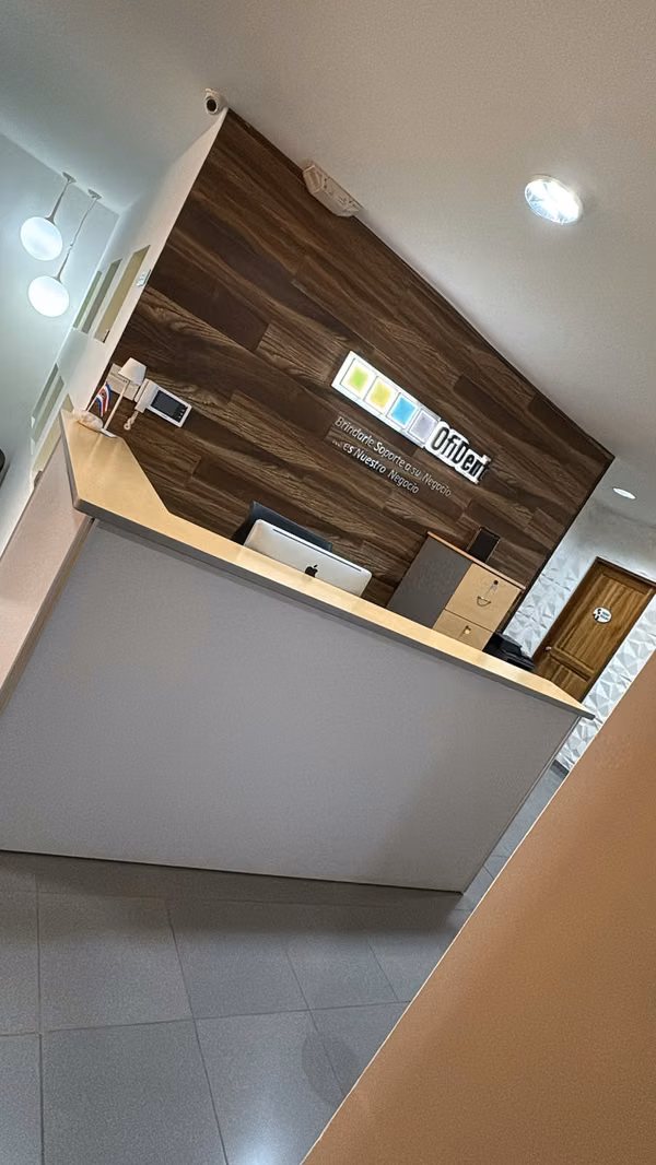 Oficina amoblada 9m² en San Pedro – Todo incluido $485 + IVA