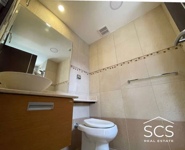 Se alquila apartamento SIN MUEBLES, NI LÍNEA BLANCA (sólo plantilla-horno y extractor) en Avalon Country Club Condominio