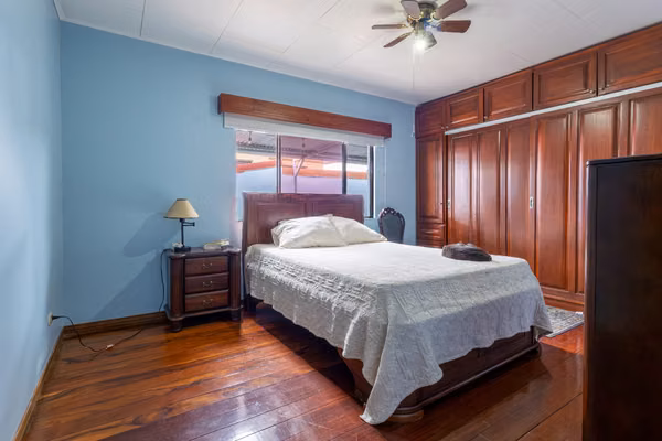 ¡Casa con 815 m² y uso de suelo mixto en el corazón de San Rafael de Heredia!