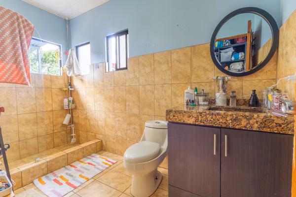 ¡Casa con 815 m² y uso de suelo mixto en el corazón de San Rafael de Heredia!