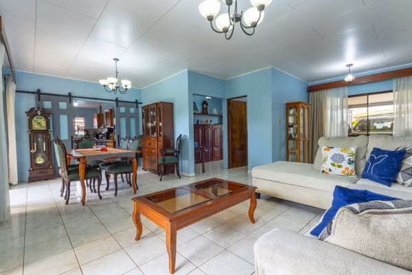 ¡Casa con 815 m² y uso de suelo mixto en el corazón de San Rafael de Heredia!