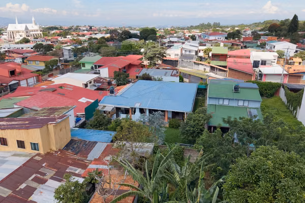 ¡Casa con 815 m² y uso de suelo mixto en el corazón de San Rafael de Heredia!