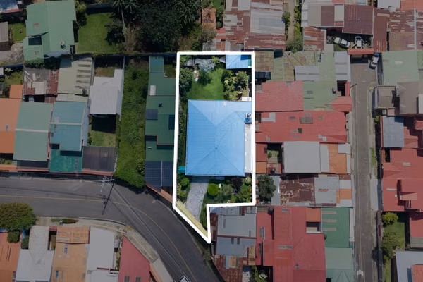 ¡Casa con 815 m² y uso de suelo mixto en el corazón de San Rafael de Heredia!