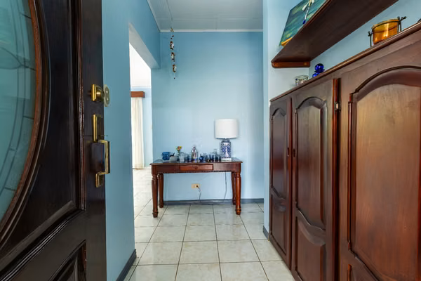 ¡Casa con 815 m² y uso de suelo mixto en el corazón de San Rafael de Heredia!