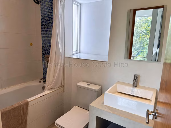 VIVE SANTA ANA CON PISCINA PRIVADA Y JARDÍN