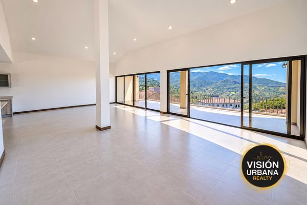 Penthouse de 4 Habitaciones en Condominio Vista Al Valle
