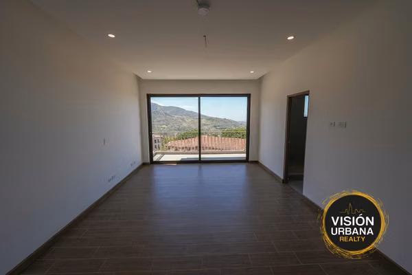 Penthouse de 4 Habitaciones en Condominio Vista Al Valle