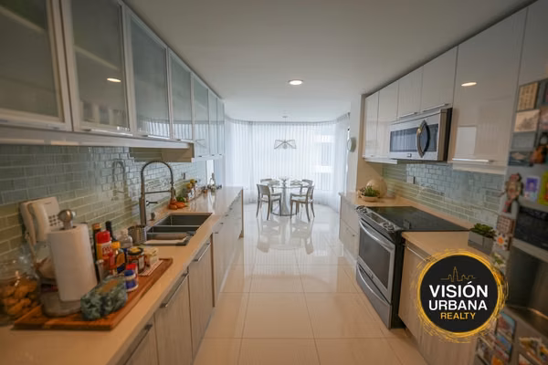 Apartamento Remodelado de 3 Habitaciones en Condominio Vistas de Mayorca