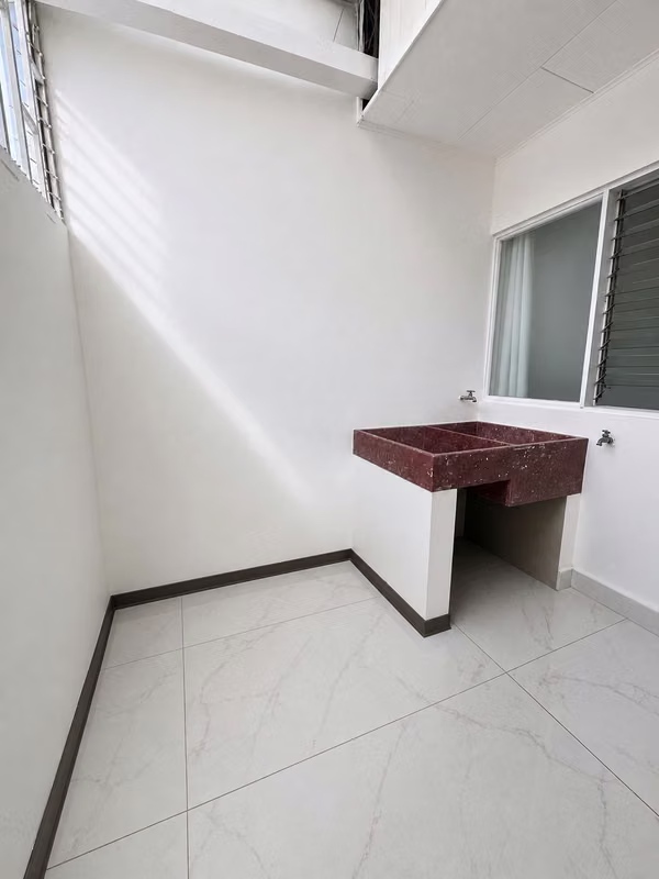 Apartamento amplio, totalmente remodelado en Rohrmoser! P206