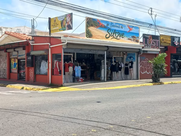 Espacio comercial en primera línea en Jacó, Puntarenas: alta visibilidad y estilo de vida costero
