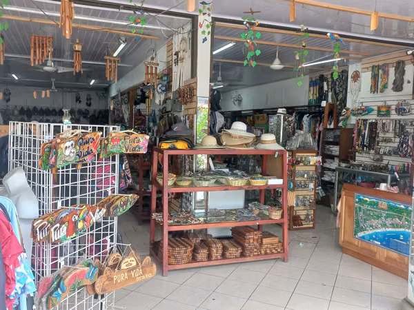 Espacio comercial en primera línea en Jacó, Puntarenas: alta visibilidad y estilo de vida costero