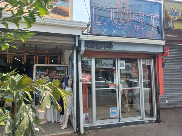 Espacio comercial en primera línea en Jacó, Puntarenas: alta visibilidad y estilo de vida costero