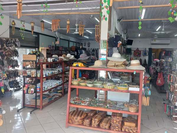 Espacio comercial en primera línea en Jacó, Puntarenas: alta visibilidad y estilo de vida costero