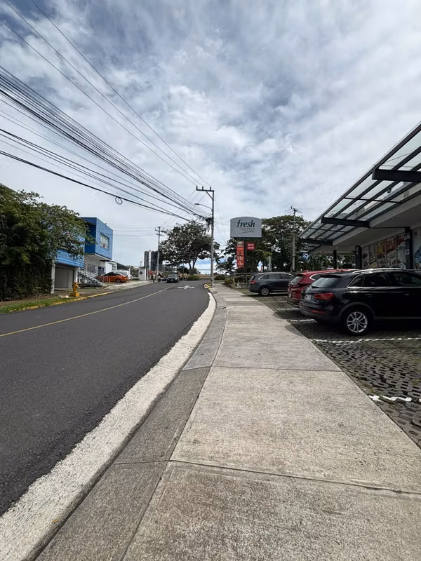 SE ALQUILA LOCAL EN PLAZA COMERCIAL | CERCA A UNIVERSIDAD VERITAS