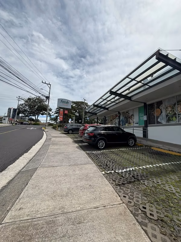 SE ALQUILA LOCAL EN PLAZA COMERCIAL | CERCA A UNIVERSIDAD VERITAS