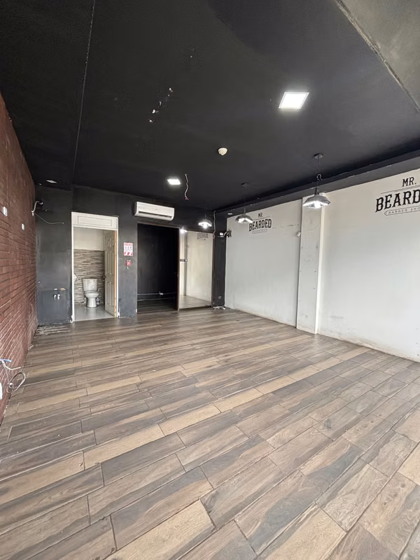LOCAL RENTAL IN COMMERCIAL SQUARE - 124; CLOSE TO UNIVERSITY VERITAS
