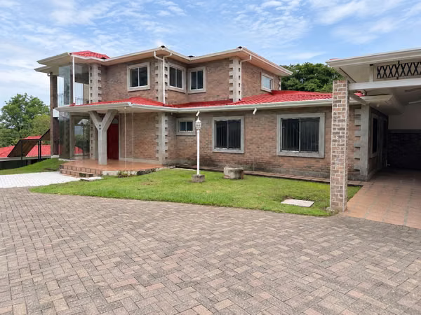 ALQUILER/ ALQUILER CON OPCIÓN A COMPRA, DE AMPLIA CASA EN CANOAS DE ALAJUELA, CON APARTAMENTO INDEPENDIENTE