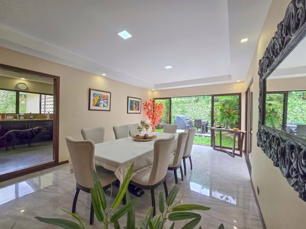 Casa de 368 m2 de un solo nivel / uso de suelo mixto / 569 m2 lote / Bello Horizonte Escazú