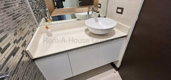 Alquiler o Venta de Hermoso Townhouse Moderno AMUEBLADO en Pozos de Santa Ana RZ