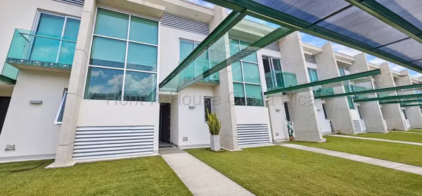 Alquiler o Venta de Hermoso Townhouse Moderno AMUEBLADO en Pozos de Santa Ana RZ
