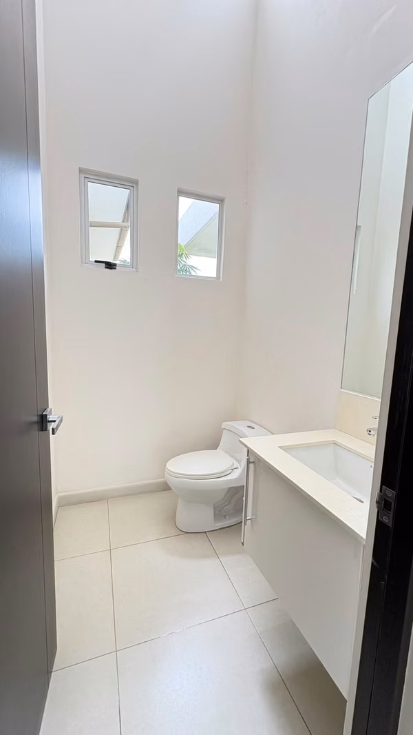 Casa amplia de 3 habitaciones y cuarto de servicio en venta en Lindora