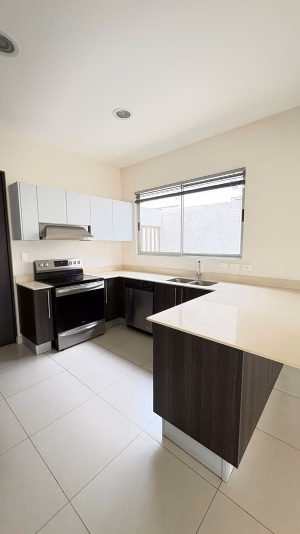 Casa amplia de 3 habitaciones y cuarto de servicio en venta en Lindora