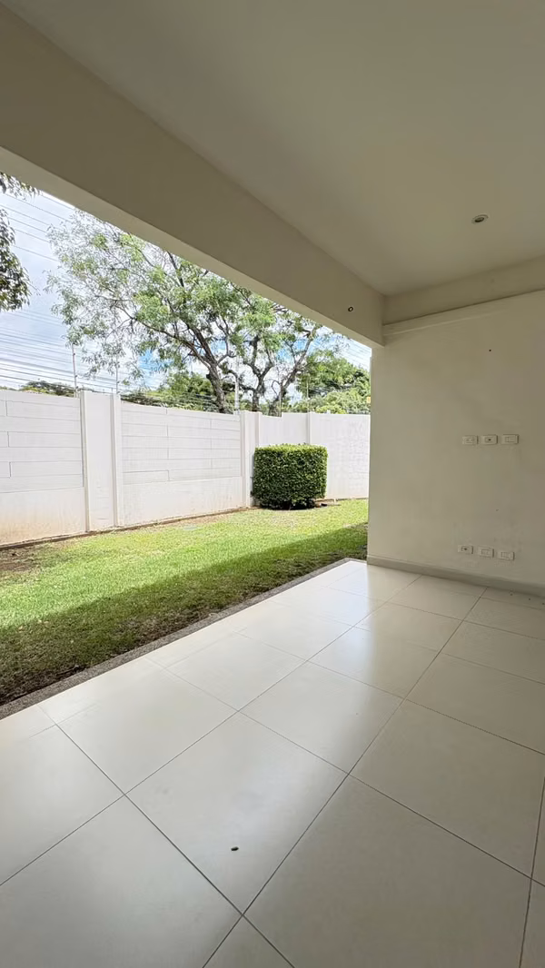 Casa amplia de 3 habitaciones y cuarto de servicio en venta en Lindora