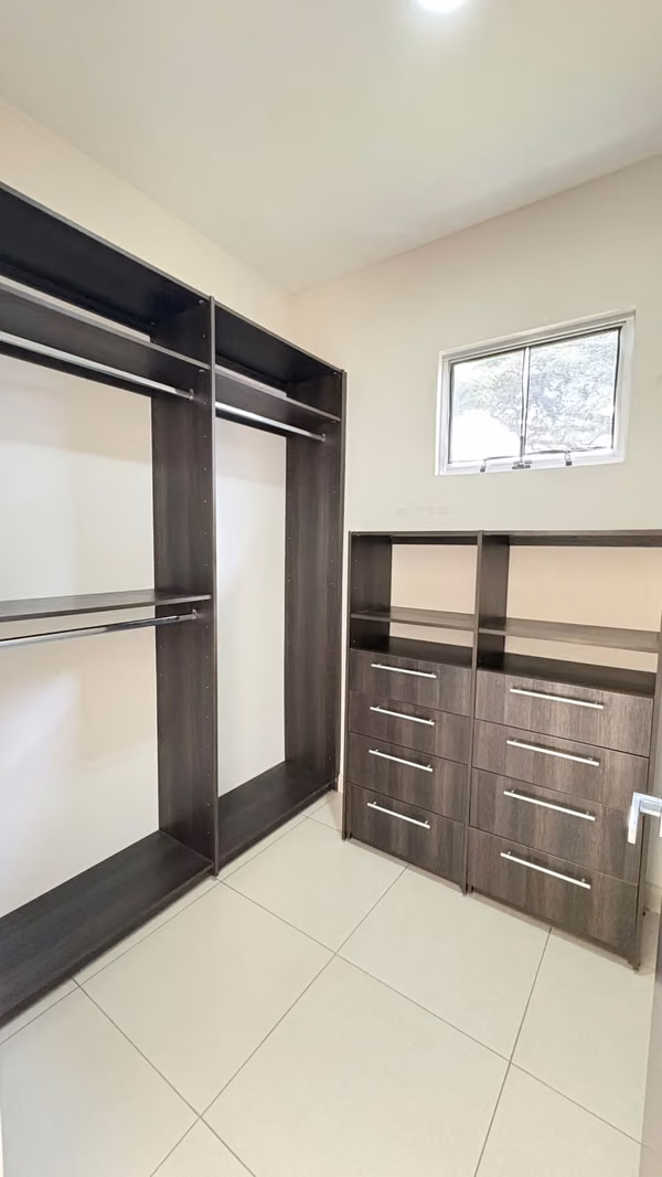 Casa amplia de 3 habitaciones y cuarto de servicio en venta en Lindora