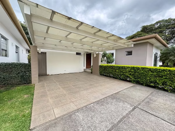 Casa amplia de 3 habitaciones y cuarto de servicio en venta en Lindora