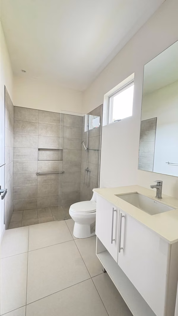 Casa amplia de 3 habitaciones y cuarto de servicio en venta en Lindora
