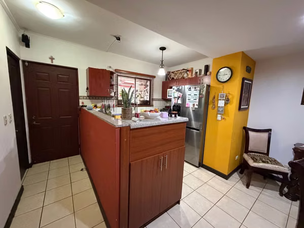 Vendo casa dos pisos en Condominio Vila del Sendero, Santa Lucía Barva Heredia a 5 min del Parque Central Heredia