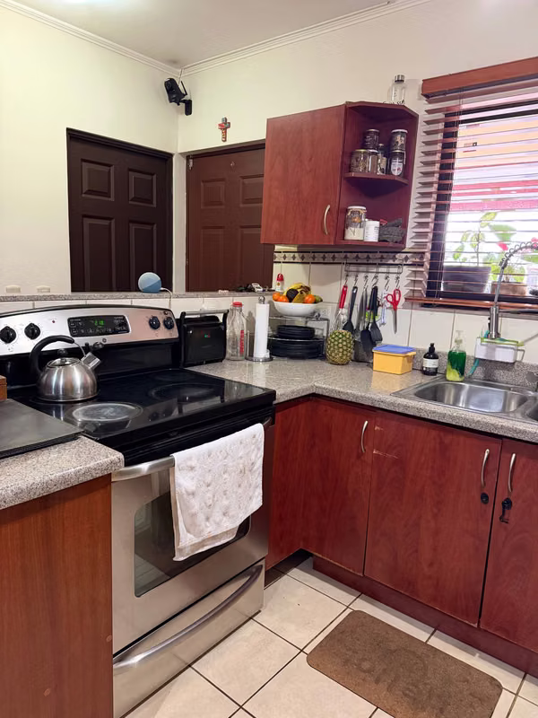 Vendo casa dos pisos en Condominio Vila del Sendero, Santa Lucía Barva Heredia a 5 min del Parque Central Heredia