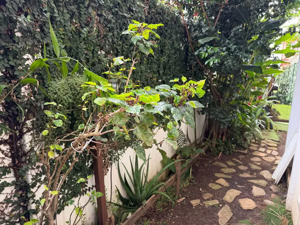 Vendo casa dos pisos en Condominio Vila del Sendero, Santa Lucía Barva Heredia a 5 min del Parque Central Heredia