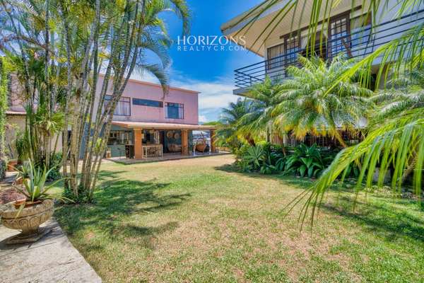 Spacious House with Independent Apartment in Pinares Curridabat NJA1227