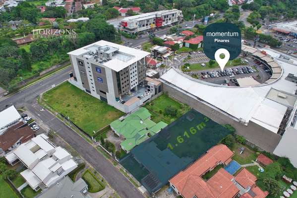 House with Joint Soil Use in Curridabat Pines with 1.616m2 of Land - Ideal for Business or Residence