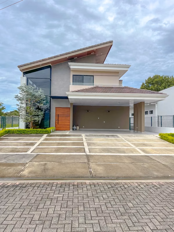   Casa en alquiler en La Guácima; Esta si es 