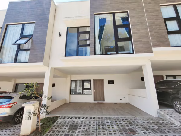 Se alquila hermosa casa semi amoblada en San Antonio de Escazú.