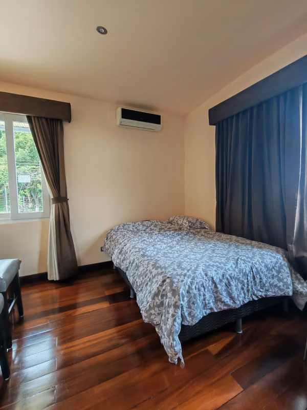 VENTA DE CASA ELEGANTE AMOBLADA EN SAN RAFAEL DE ESCAZÚ A 500 METROS DE MULTIPLAZA