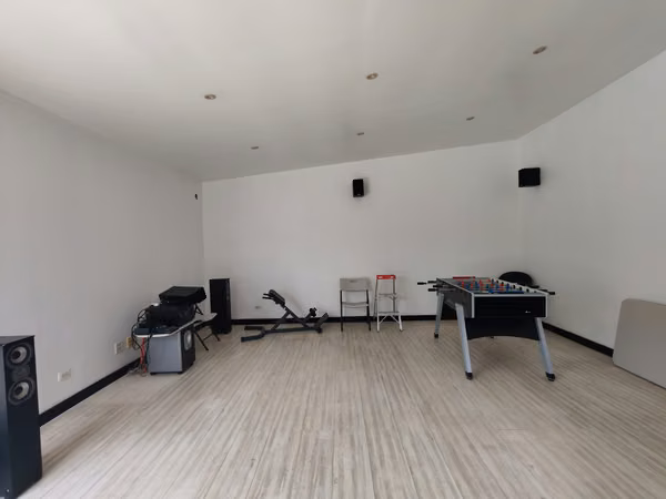 VENTA DE CASA ELEGANTE AMOBLADA EN SAN RAFAEL DE ESCAZÚ A 500 METROS DE MULTIPLAZA