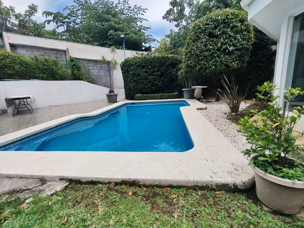 VENTA DE CASA ELEGANTE AMOBLADA EN SAN RAFAEL DE ESCAZÚ A 500 METROS DE MULTIPLAZA